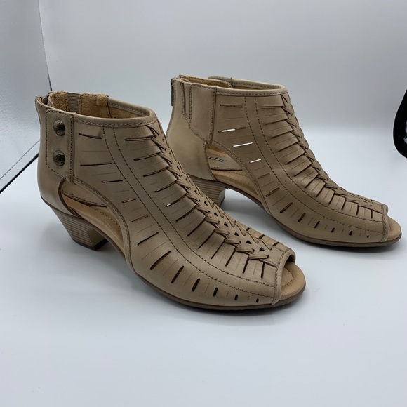 Earth Shoes Carson Vicki Hook/Loop Closure Zip Up